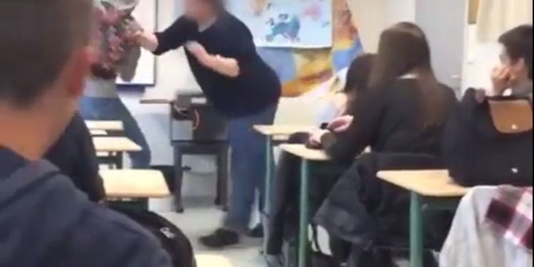 Un professeur perd patience et s’emporte en pleins cours dans un lycée français !