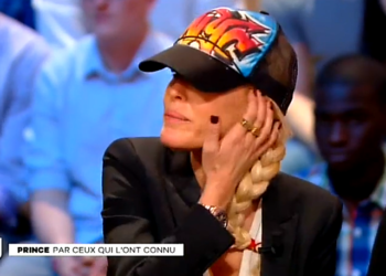 Ophélie Winter, en larmes, évoque ses souvenirs avec Prince sur le plateau du Grand Journal.