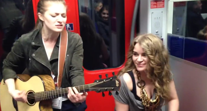 Deux chanteuses mettent l’ambiance dans le métro allemand !