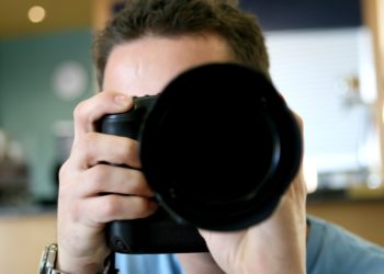 Excédée d’être constamment épiée, Sophie Marceau inverse les rôles et filme les paparazzi !