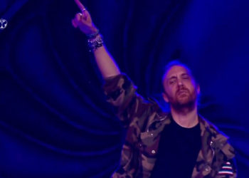 Tomorrowland Brasil : David Guetta rend un superbe hommage à Prince en diffusant « Kiss » derrière ses platines !