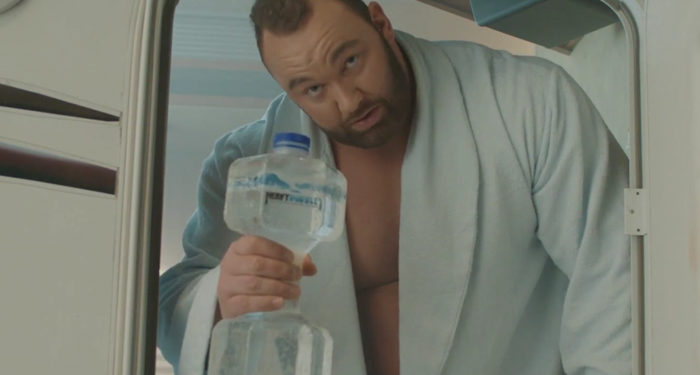 (Vidéo) La Montagne de Game Of Thrones sort une bouteille en forme d’haltère !