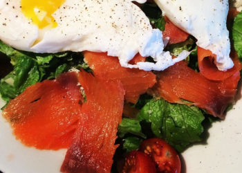 Il retrouve une souris en état de décomposition dans sa salade de pâtes au saumon !