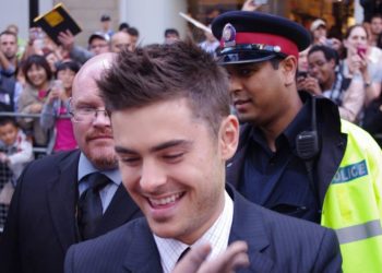 Zac Efron fait une jolie chute sur le tournage du film Baywatch !