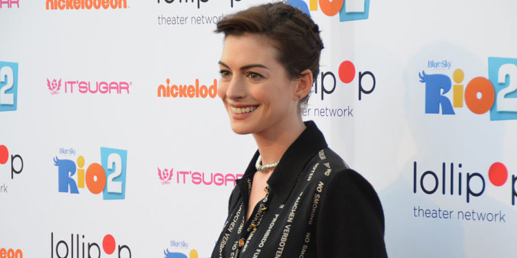 Anne Hathaway pilote de drone pour Grounded !
