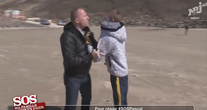 « SOS ma famille a besoin d’aide », un ado tente de frapper Pascal avec un marteau !