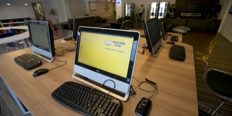 Chine : Un jeune homme décède après s’être électrocuté avec un ordinateur dans un Cybercafé