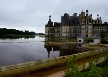 Les images impressionnantes du château de Chambord entouré par les eaux !