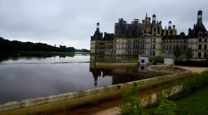 Les images impressionnantes du château de Chambord entouré par les eaux !