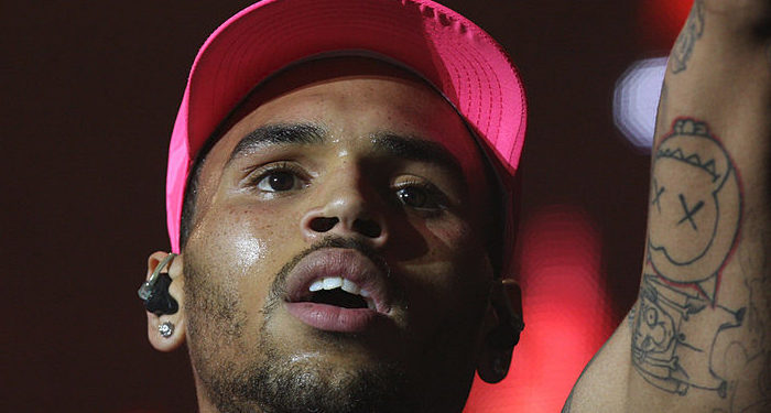 Chris Brown pète un plomb et piétine la tête d’un de ses fans lors de son passage à Cannes !