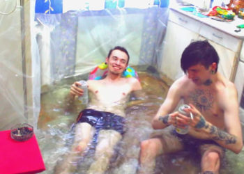 Russie : Ils ont eu la bonne idée de transformer leur cuisine en piscine pour se rafraichir !