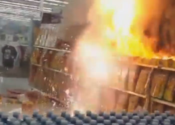 USA : (Vidéo) Deux hommes activement recherchés après avoir mis le feu à un rayon de pétards dans un magasin Walmart !