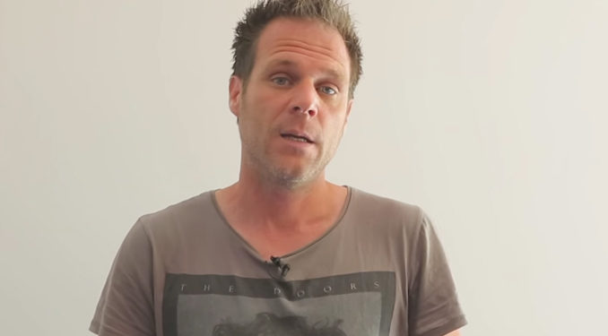 Rémi Gaillard aux côtés de l’association L214 pour dénoncer deux abattoirs français qui tuent sauvagement des animaux !