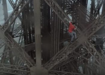 Des adolescents russe parviennent à déjouer le service de sécurité pour escalader la Tour Eiffel