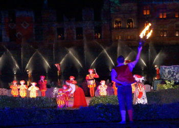 Puy du Fou : En pleine représentation, des spectateurs se jettent à l&rsquo;eau pour sauver une actrice qui a chuté !