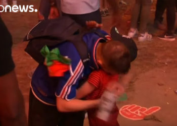 Euro 2016 : Un supporter français en larmes se fait réconforter par un petit enfant Portugais !