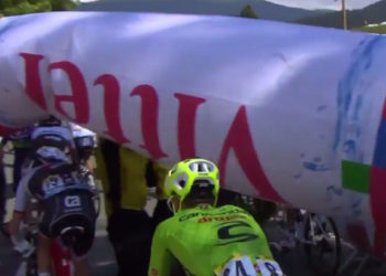 Regardez l&rsquo;incroyable incident survenu sur la septième étape du Tour de France !