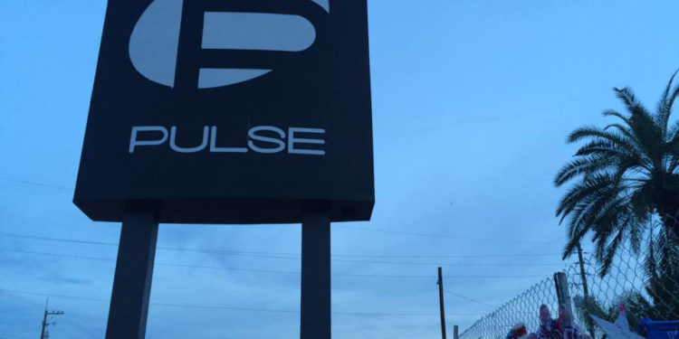 Le Pulse : Retour sur les lieux deux mois après le terrible attentat qui a frappé la boîte de nuit gay à Orlando !