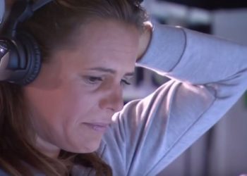 Laure Manaudou les larmes aux yeux, assiste impuissante à la défaite de son frère Florent à la finale du 50 mètres !