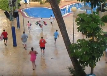 Espagne : Scène surréaliste de vacanciers qui courent pour avoir la meilleur place au bord de la piscine d&rsquo;un hôtel !