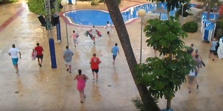 Espagne : Scène surréaliste de vacanciers qui courent pour avoir la meilleur place au bord de la piscine d’un hôtel !