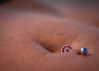 Une jeune femme perd connaissance pendant une séance de piercing !