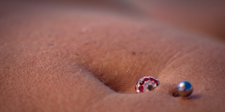 Une jeune femme perd connaissance pendant une séance de piercing !