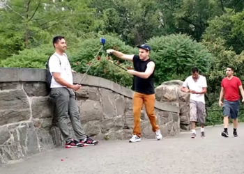New-York : Ne supportant plus les perches à selfie, cet homme décide de toutes les couper !
