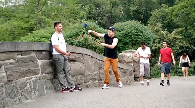 New-York : Ne supportant plus les perches à selfie, cet homme décide de toutes les couper !