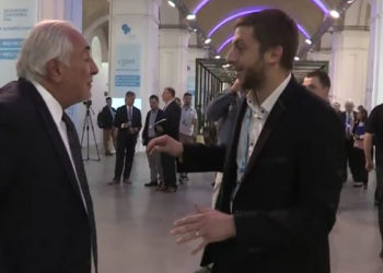 Dominique Strauss-Kahn s’emporte et arrache le micro d’un journaliste avant de le jeter !