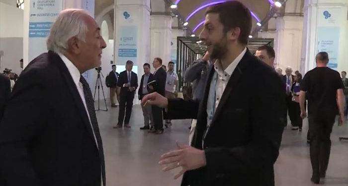 Dominique Strauss-Kahn s’emporte et arrache le micro d’un journaliste avant de le jeter !