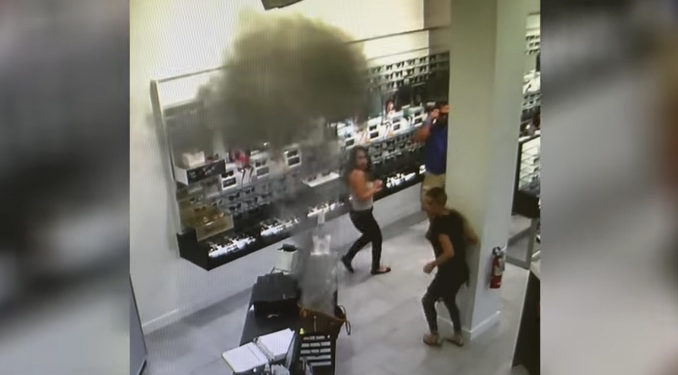 New Jersey : Sa cigarette électronique explose dans son sac à main dans une boutique !