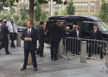 Hillary Clinton évacuée par son service de sécurité après s’être écroulée pendant les commémorations du 11 septembre !