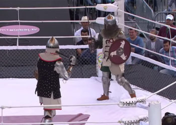 Un homme se fait mettre KO au cours d&rsquo;un combat M-1 Medieval