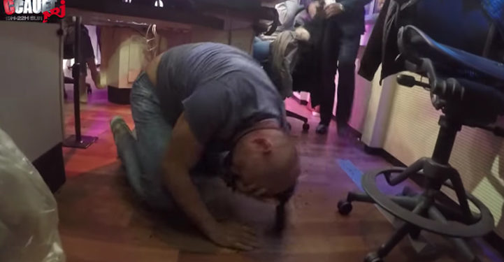 Cauet se reçoit une bouteille en verre sur le crâne en plein direct sur NRJ !