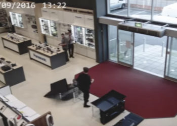 L&rsquo;incroyable bourde d&rsquo;un client renversant plusieurs télévisions dans un magasin de multimédias
