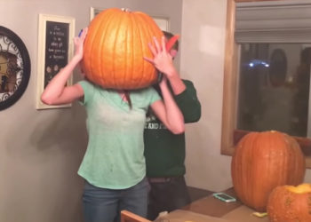 Halloween : Elle se coince la tête dans une citrouille qu&rsquo;elle confectionnait !