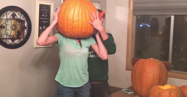 Halloween : Elle se coince la tête dans une citrouille qu’elle confectionnait !