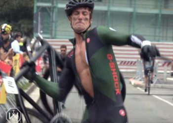 Red Hook Criterium de Milan : Furieux de son classement, un coureur éclate son vélo en deux à l&rsquo;arrivée !