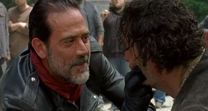 The Walking Dead Saison 7 (Spoiler) : Le premier épisode insoutenable qui choc les fans !
