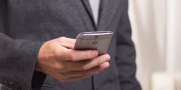 Excédé cet homme insulte le service client d’un opérateur téléphonique !