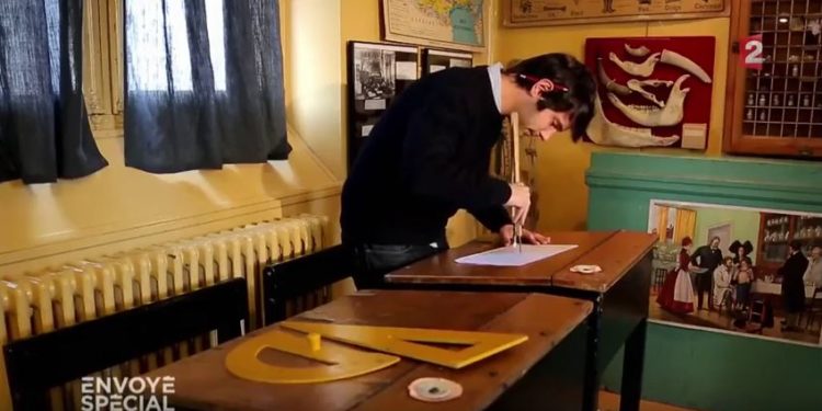 Envoyé Spécial : Sans aucunes connaissances, il parvient à se faire embaucher en tant que prof de Math dans un collège !
