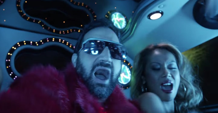 Cyril Hanouna dévoile « Petit Baba Noël » en featuring avec Amine pour les fêtes de fin d’année