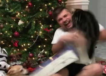 Il se fait violemment attaquer par son chat en découvrant avec joie sa PS4 pour Noël !