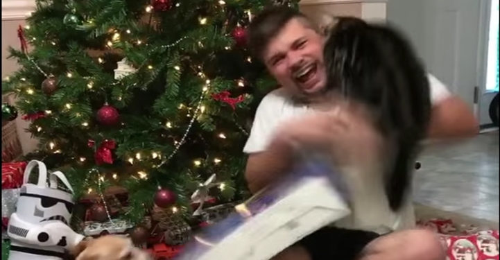 Il se fait violemment attaquer par son chat en découvrant avec joie sa PS4 pour Noël !