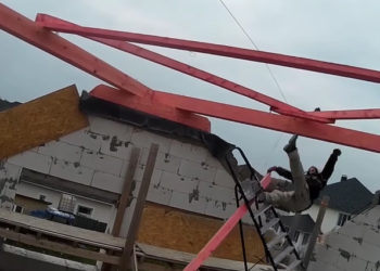 Il construit seul la charpente de sa future maison mais tout ne se passe pas comme prévu…