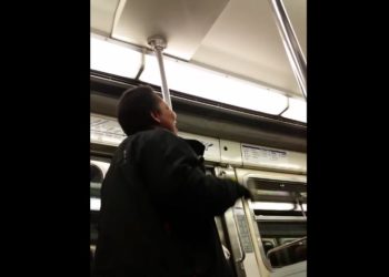 Les passagers d&rsquo;un métro parisien pris d&rsquo;un fou rire lorsqu&rsquo;une femme se met à chanter « La ballade des gens heureux »