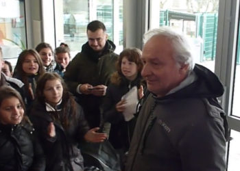 Les élèves d’un collège font une haie d’honneur pour le départ en retraite de leur professeur de sport !