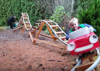 Regardez ce papy qui a construit une mini montagne russe dans son jardin pour ces petits enfants !