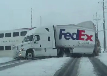 États-Unis : Un camion littéralement coupé en deux par un train !